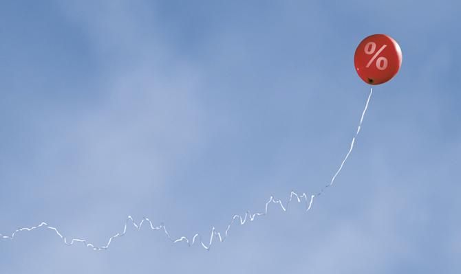 Globo rojo volando en el cielo