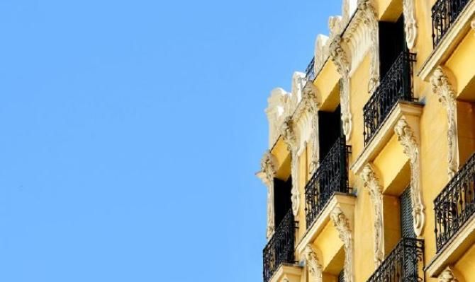 Fachada de edificio sobre cielo azul