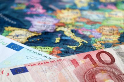 Mapa de Europa con billetes de euro