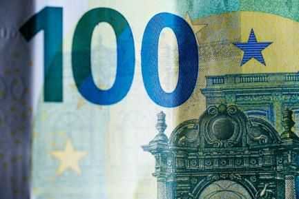 Billete de 100 euros. Photo by Markus Spiske on Unsplash