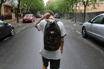 Joven de espaldas caminando por la calle. Photo by Jesús Rodríguez on Unsplash