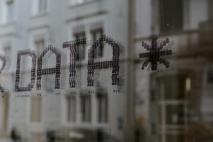 Palabra "DATA" reflejada en un edificio. Foto de Claudio Schwartz en Unsplash