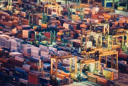 Contenedores en puerto comercial. Photo by Chuttersnap on Unsplash