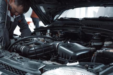 Mecánico reparando el motor de un coche. Photo by Kate Ibragimova on Unsplash
