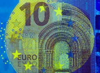 Billete de euro bajo luz de infrarrojos. Photo by Immo Wegmann on Unsplash